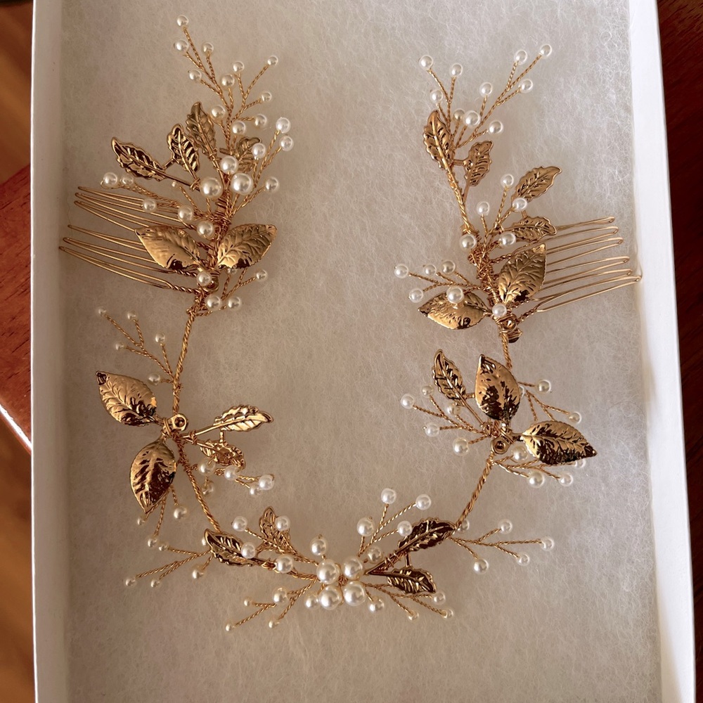 Gold metal hairpiece with pearly beads